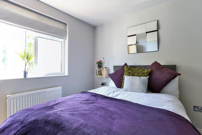 Garden facing Double bedroom with its own bathroom Main Photo
