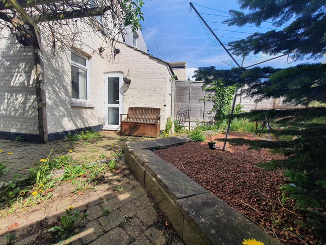 Room with ensuite in popular location Main Photo