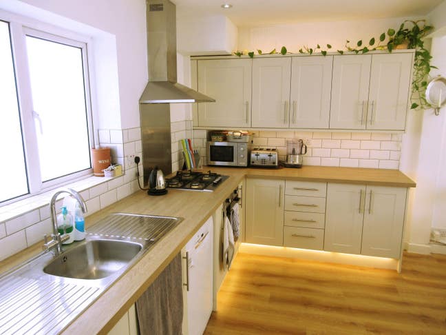 Bright single room in quiet road Main Photo