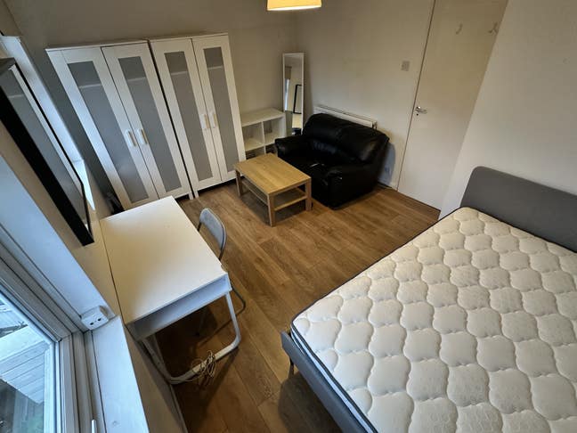 Big Double Room - Weekly free cleaning Main Photo