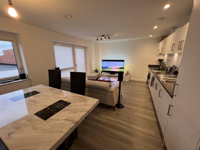 Room in a modern spacious flat available  Main Photo