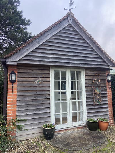 Separate annex with on-suite and parking Main Photo