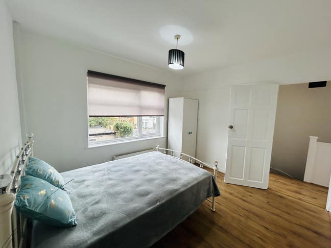 Spacious double room in Edmonton  Main Photo