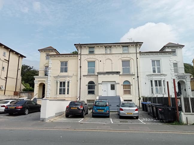  studio   flat   to   let  @  CT17  available now! Main Photo