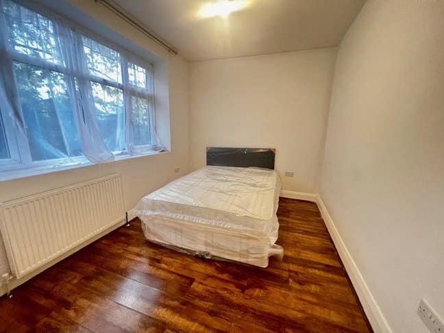 Wonderful Two bed flat available in Gants Hill Main Photo