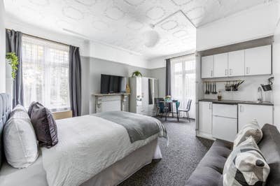 🔥 Garden En-Suite Room with Kitchinette - W7  🔥 Main Photo