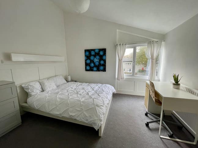 Large loft style double room in Camberley   Main Photo