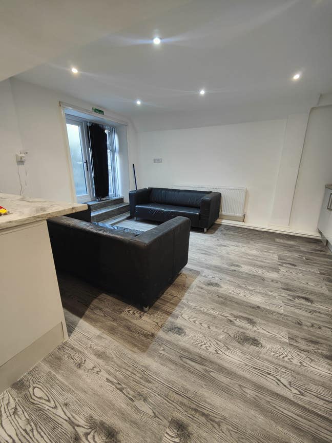 En-suite Room 3– Merton Road, BD7 Main Photo