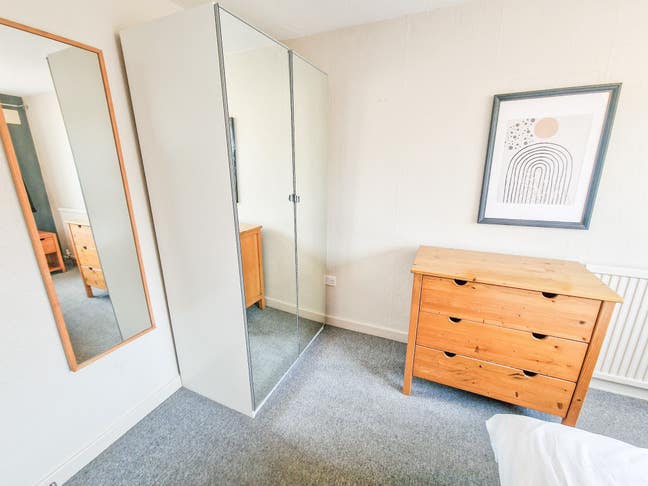 Double room in Lovely House (Central Redhill) Main Photo