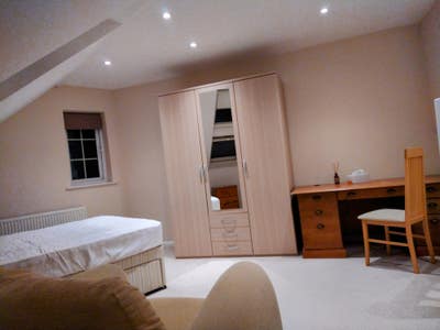 Large En-suite Room/Driveway Parking  Main Photo