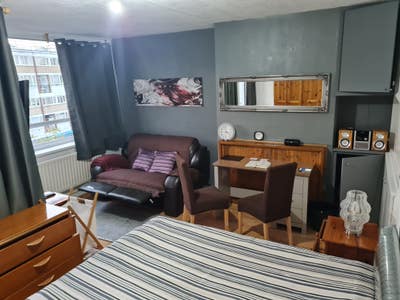 Large Room Balcony Putney Heath AvaIL28 Feb &pound;950  Main Photo