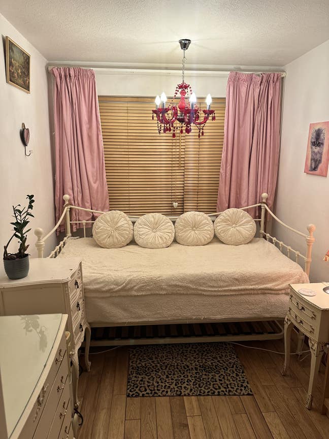 1 room  5 mins to Epsom Hospital prof females Main Photo