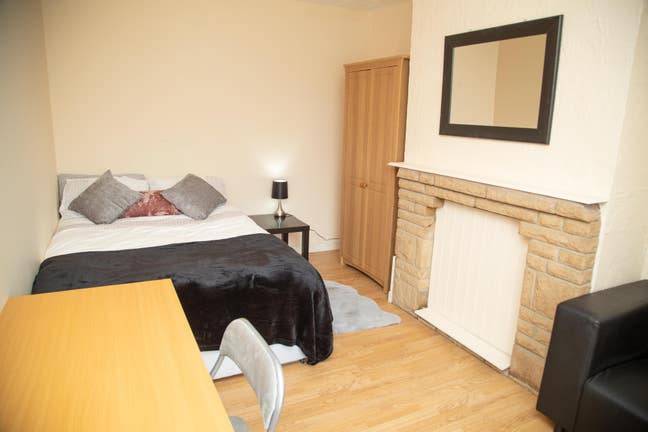 Large Double Room in shared house  Main Photo