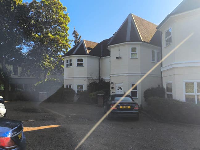 Double Bedroom Apartment in Byfleet Village Main Photo