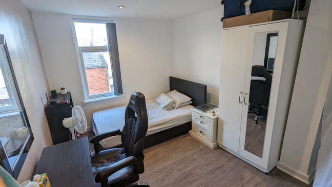Large Double Room Central Preston Main Photo