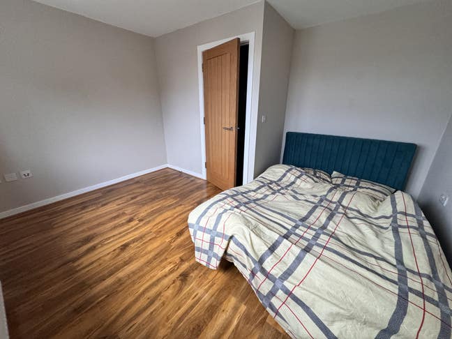 Double room available close to Kingswood Main Photo