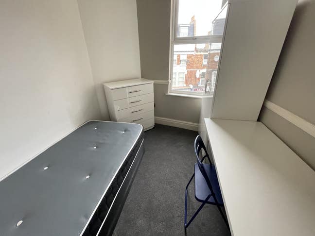 1 Single + 1 Single Ensuite 10 Mins from Jubilee  Main Photo