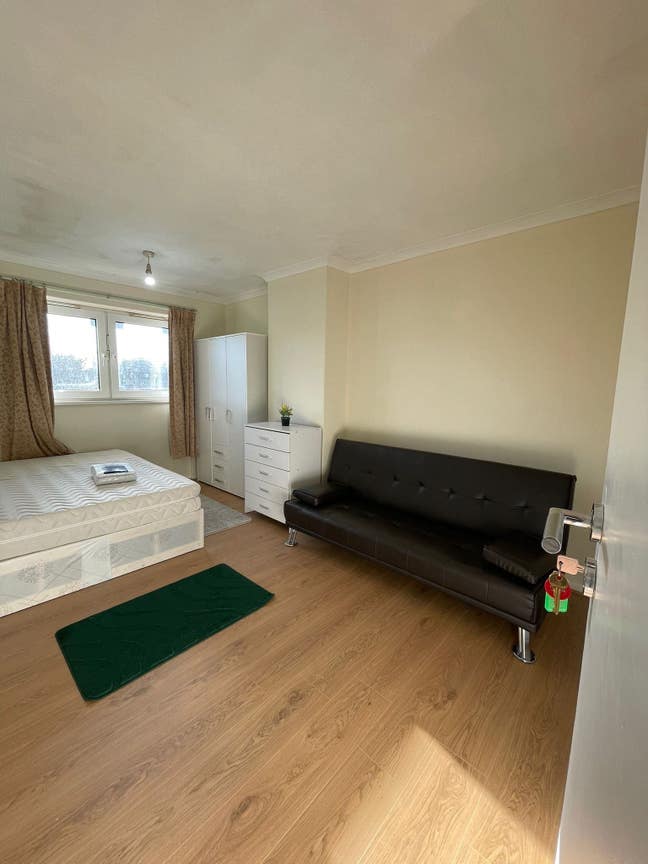 Newly furnished spacious double room  Main Photo