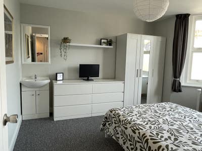 Amazing new room 8 mins to town Main Photo