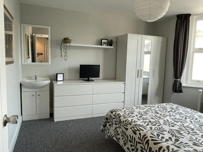 Amazing new room 8 mins to town Main Photo