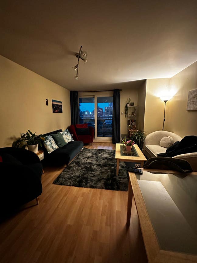 Spacious 2b2b looking for flatmate to share  Main Photo