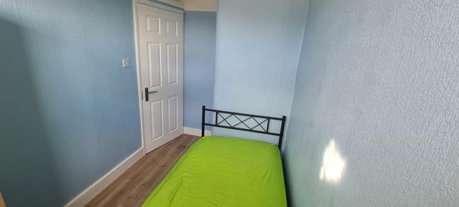 Single Bedroom - Fully Furnished - Wood Flooring Main Photo