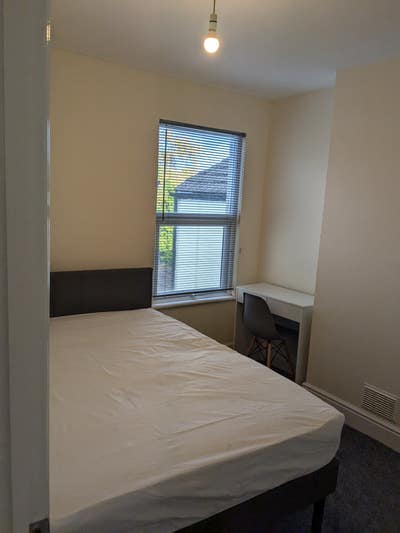 Comfortable, social shared house space with 4 Hous Main Photo