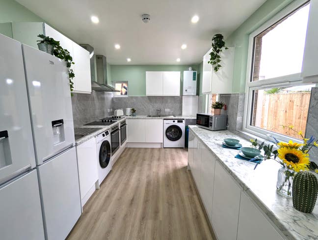 SUTTON Double Ensuite/Kitchenette Weekly Cleaner Main Photo