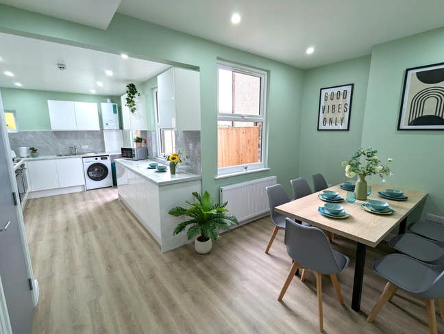 SM1 2RT Double Ensuite/Kitchenette Weekly Cleaner Main Photo