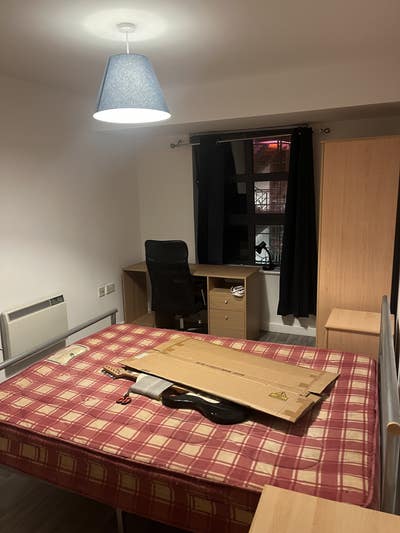A professional female flatmate wanted!  Main Photo