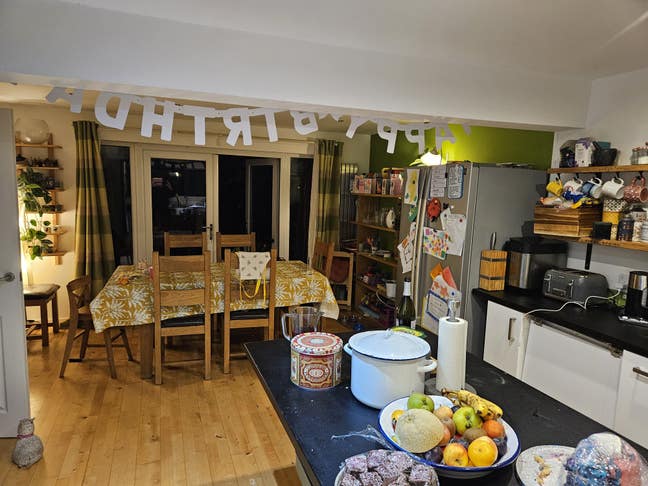 Room available in family home. Easy commute Glasgo Main Photo
