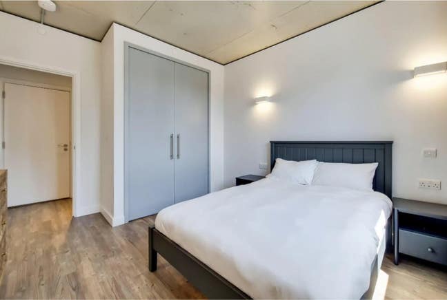 Spacious En-suite | Just 20 min to central london  Main Photo