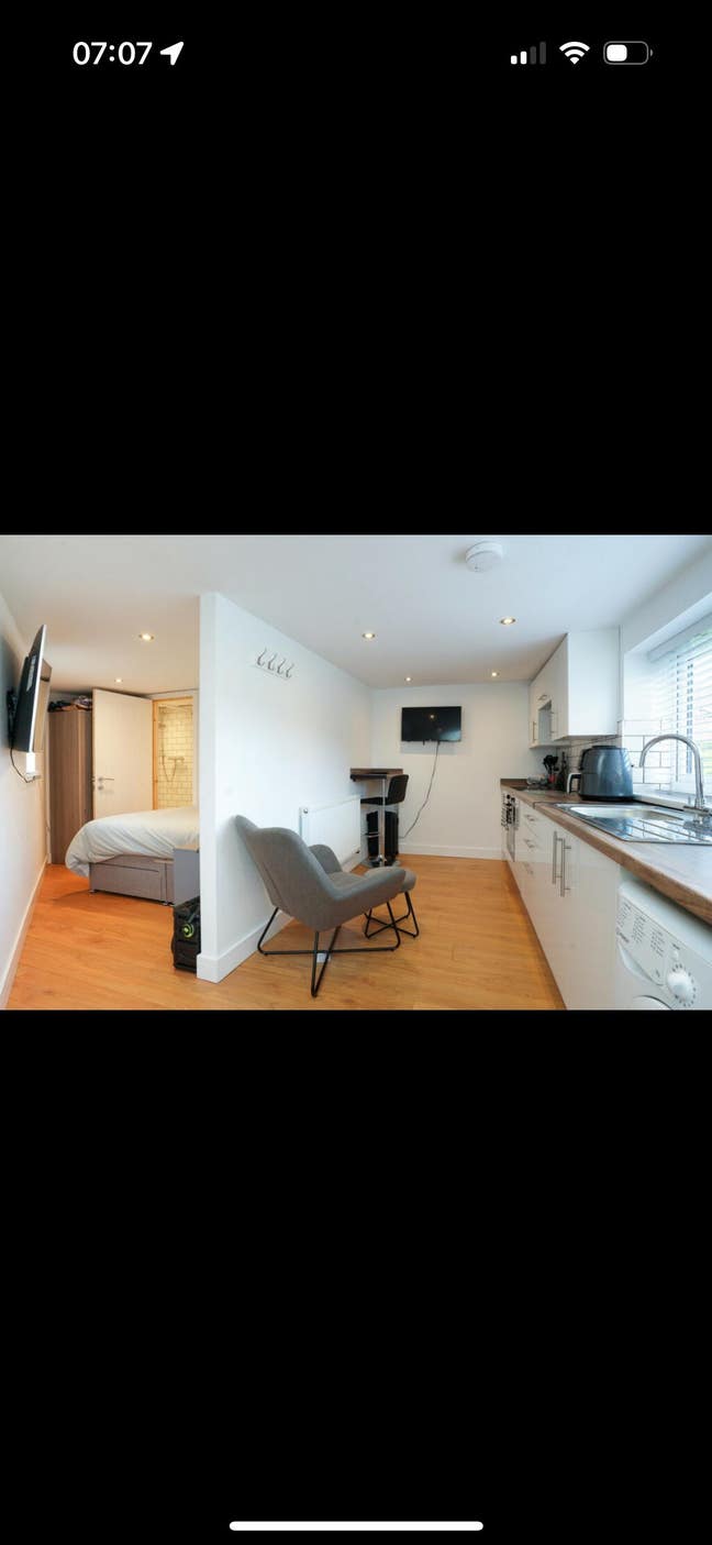 Small studio flat, Tingley. All bills included  Main Photo