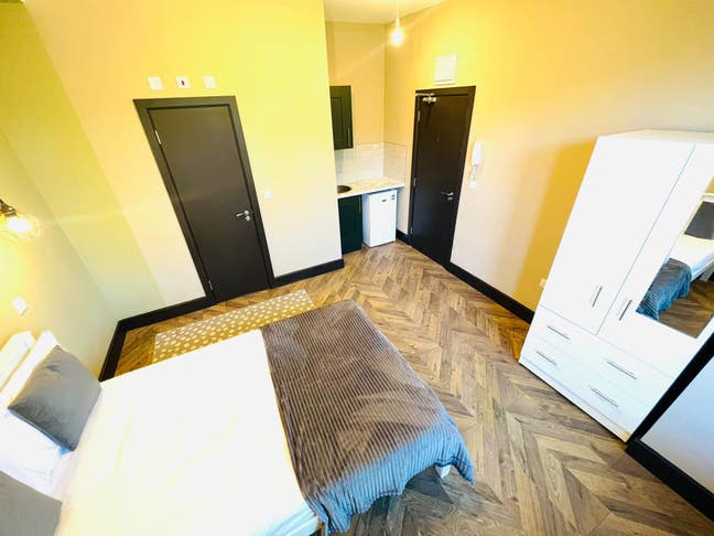 Studio Available NOW - Lewisham Main Photo