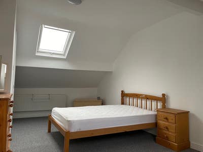 Large attic en suite  Main Photo