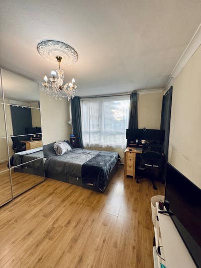 Extra large room w bills included Main Photo