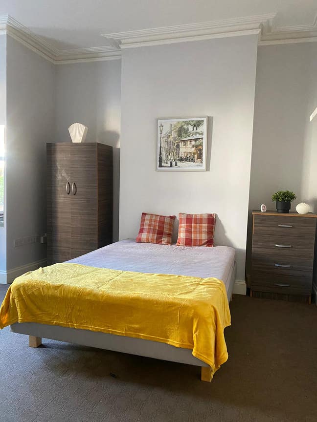Spacious double room available in Hackney Main Photo