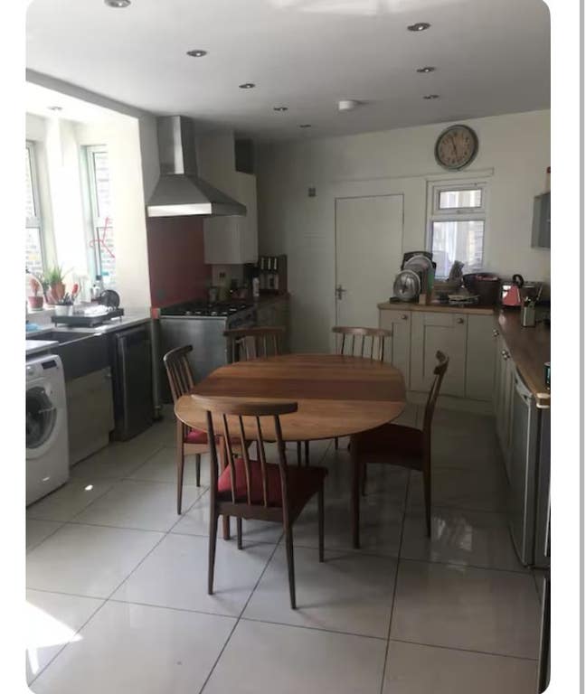 Single room to rent in a family hime Main Photo