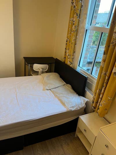 One bedroom flat 3 mins from train station  Main Photo