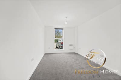Spacious Apartments in PE1 with Parking 🚘 Main Photo