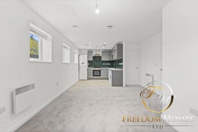 Spacious Apartments in PE1 with Parking 🚘 Main Photo