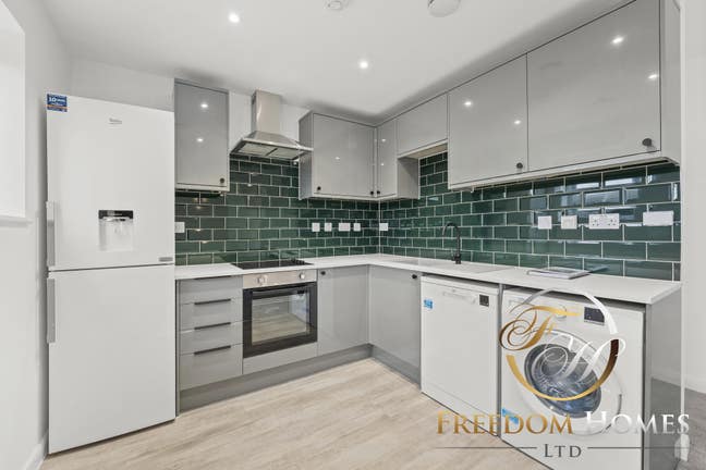 Spacious Apartments in PE1 with Parking 🚘 Main Photo