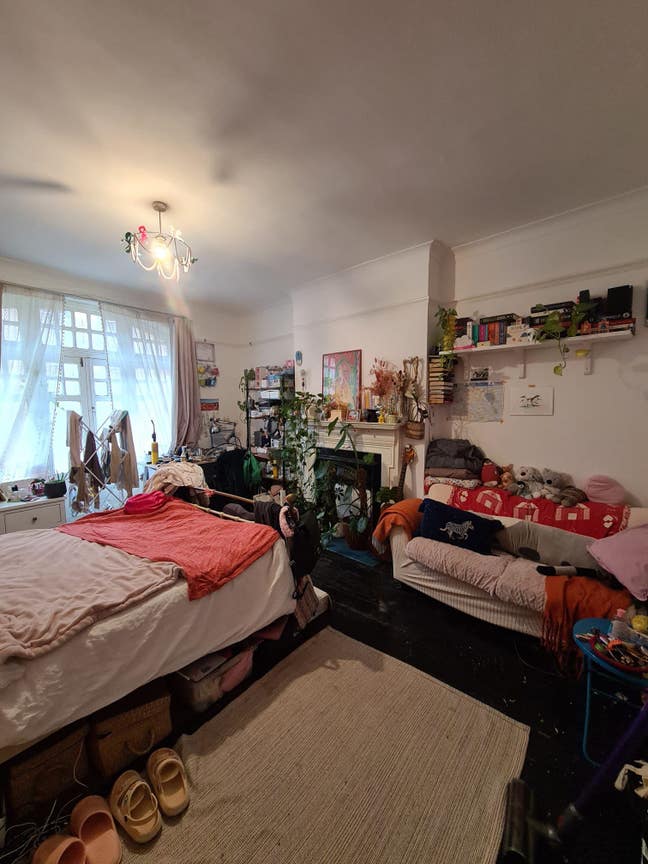 Two Large Rooms In Electric Avenue! Main Photo