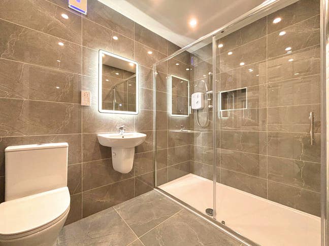 Brand New 6 Bed 6 Bath House on Lower Downs Road Main Photo