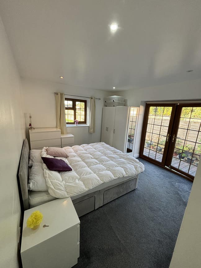 Large ground floor room with ensuite, Bills inc. Main Photo