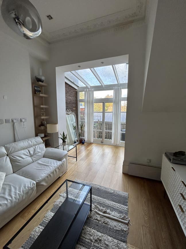 Short Let- Room Available off Portobello Road Main Photo