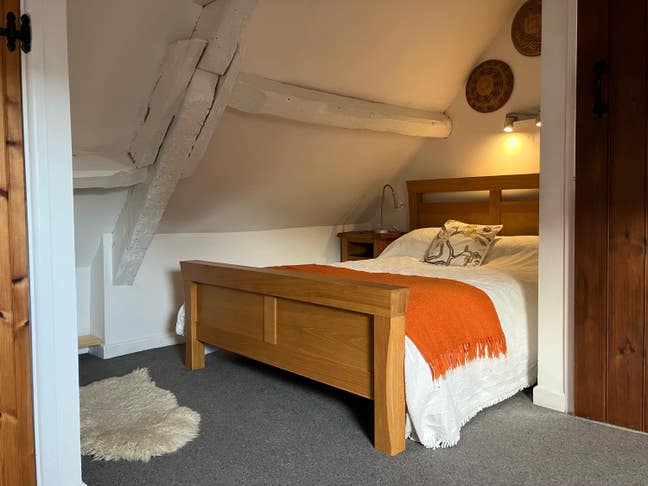 Attractive Attic Room with EnSuite Main Photo