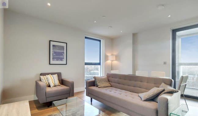 Large, Sunny Room in Zone 1 Apartment! Main Photo