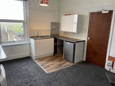Large bedsit in centre of Worthing  Main Photo