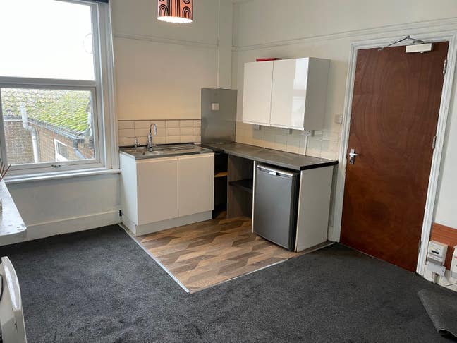 Large bedsit in centre of Worthing  Main Photo